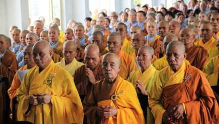 Tăng ni, Phật tử thành kính tụng kinh cầu hòa bình, quốc thái dân an. Ảnh: TPO