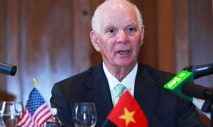 Thượng nghị sĩ Ben Cardin trong buổi họp báo tại Hà Nội chiều 28/5. Ảnh: Nguyễn Khánh/TTO