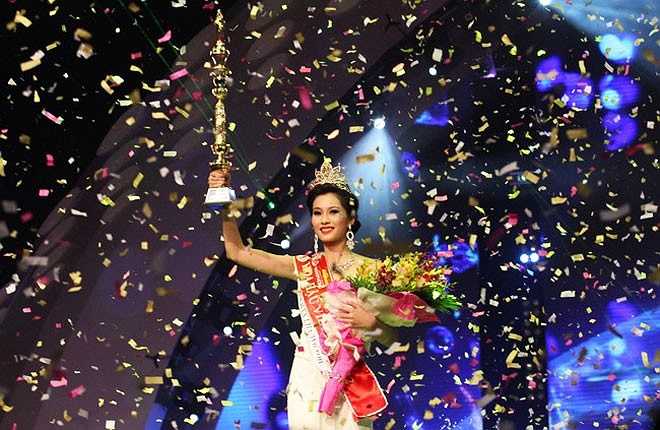 Cũng giống như những người tiền nhiệm, HHVN 2012 Đặng Thu Thảo cũng không thoát khỏi 'dớp' rắc rối về chuyện học . Từng giới thiệu bản thân là sinh viên khoa Kế toán - Tài chính - Ngân hàng của ĐH tư thục Tây Đô, Đặng Thu Thảo nhanh chóng bị một người bạn học tố khai gian bằng cấp bởi thực chất cô chỉ theo học hệ Trung cấp của trường.