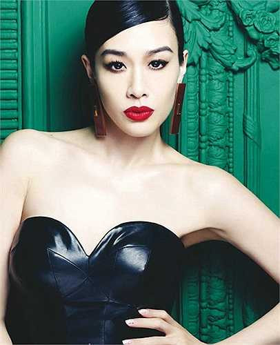 Chung Lệ Đề, sinh ngày 19/9/1970 tại Montreal, Canada, có cha là người Việt gốc Hoa, mẹ là người Việt Nam. Cô là nữ diễn viên nổi tiếng của Hong Kong, từng được độc giả của tạp chí FHM Singapore bình chọn là Người phụ nữ gợi cảm nhất châu Á vào năm 2000.