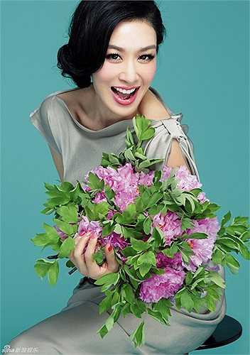 Năm 1999, cô nhận giải Nghệ sĩ có đôi mắt đẹp nhất do tạp chí Marie Claire bình chọn. Cũng năm đó, cô được tới sáu tạp chí của Hong Kong bầu là nhân vật có làn da hoàn hảo nhất. Năm 2000, tạp chí FHM Singapore đã bình chọn cô là Người phụ nữ gợi cảm nhất châu Á.