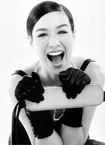 Dù chuẩn bị bước sang tuổi 50 song người đẹp gốc Việt vẫn giữ được sự trẻ trung, nóng bỏng và quyến rũ của mình. (Theo Zing).