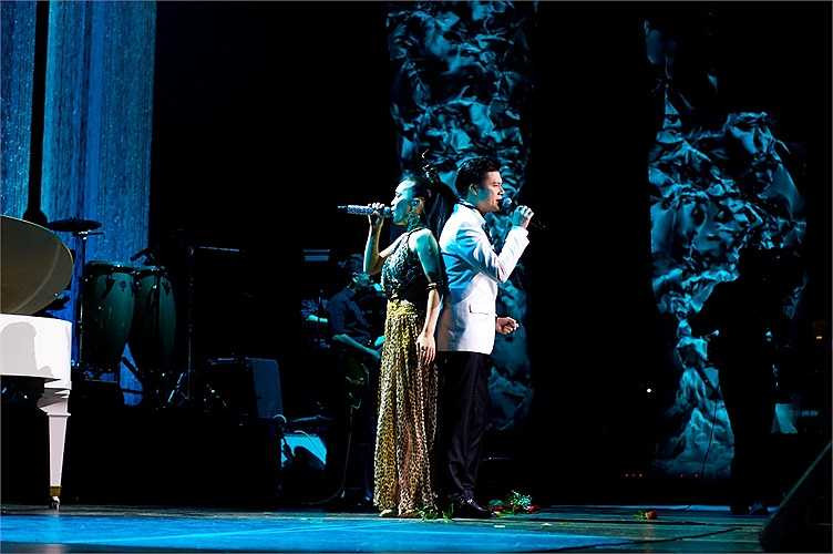 Khán giả trẻ hào hứng với một Hồng Ngọc nhạc trẻ gợi cảm, bốc lửa, khán giả lớn tuổi thì tìm thấy hoài niệm khi nghe cô hát nhạc xưa đầy ngọt ngào. 