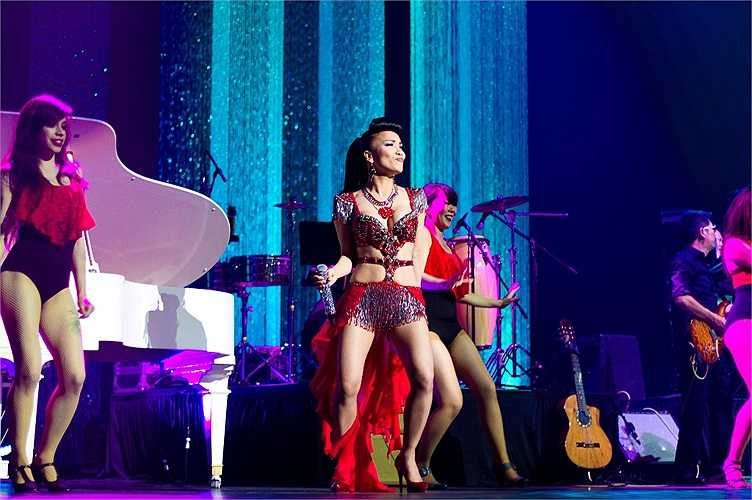 Từ một gánh hát gia đình, đến giai đoạn khởi đầu nhẹ nhàng và cuộc thăng hoa ngoạn mục để trở thành một ngôi sao hàng đầu, cho tới thời điểm hiện tại. 