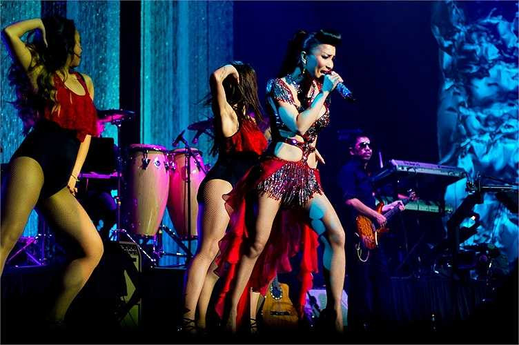 Cùng những khách mời là những đồng nghiệp nhưng cũng là những anh chị em thân thiết với cô.