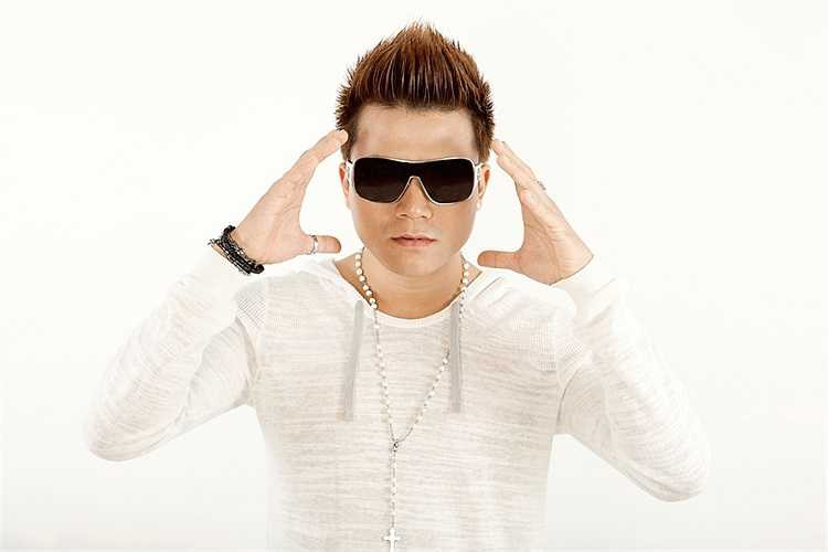 Đi cùng với những tiết mục hứa hẹn đầy hấp dẫn, là câu chuyện được kể bằng âm nhạc giúp hình dung lại những thăng trầm mà một giọng hát đầy tài năng như Hồng Ngọc đã đi qua để có được ngày hôm nay.