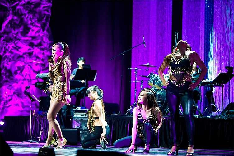 Điều thú vị là khi đã lên tới vị trí hàng đầu của nhạc trẻ, Hồng Ngọc bắt đầu quay lại với những bài hát trữ tình, những bản nhạc xưa bất hủ, và ngay lập tức cô chứng minh rằng những gì mà nhạc sĩ Trịnh Công Sơn kỳ vọng ở cô ngày xưa là hoàn toàn đúng. 