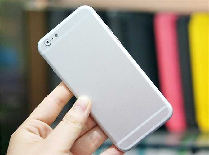 Trên thực tế, vỏ sau của máy có màu bạc sapphire, giống với iPhone 5S hơn là màu trắng của iPhone 5. 