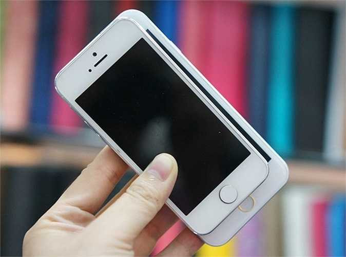 Mô hình iPhone 6 so dáng với iPhone 5S màu trắng. Có thể thấy, kích thước của mẫu máy mới lớn hơn khá nhiều. 