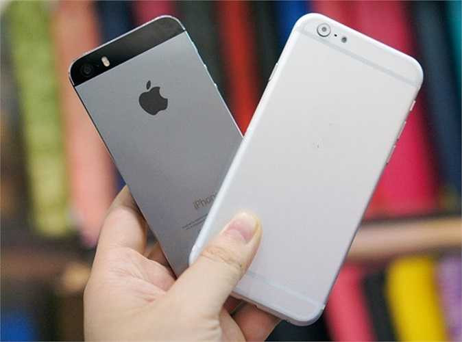 Hình ảnh mô hình mới đọ dáng với bản 5S màu xám. Nhiều người cho rằng, iPhone sẽ bị mất chất nếu sở hữu thiết kế bo tròn như trên. 