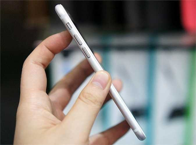 Mô hình iPhone 6 được xác định có độ mỏng 7 mm. Đây là cạnh trái của máy. 