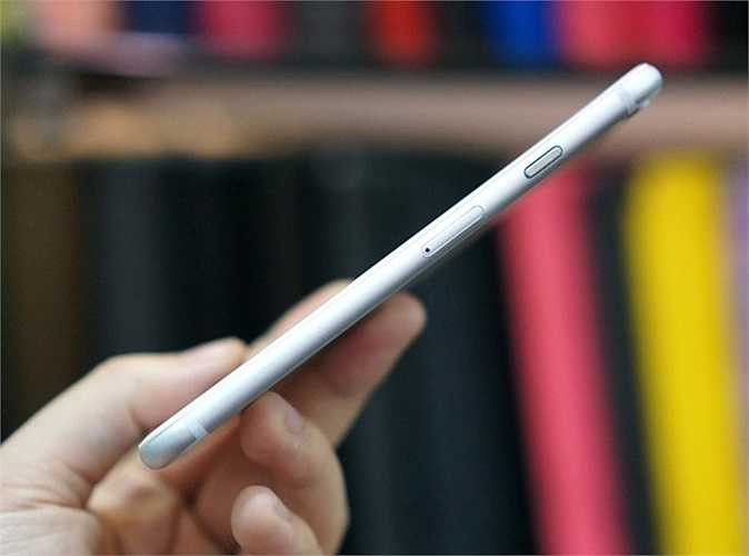 Cạnh phải mô phỏng khe cắm SIM và nút nguồn. 