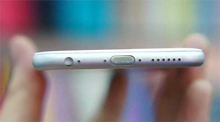 Phía dưới với jack cắm tai nghe 3,5 mm và cổng lightning. 