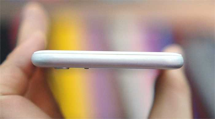 Do nút nguồn được đưa xuống cạnh phải nên cạnh trên của máy trống trơn. 