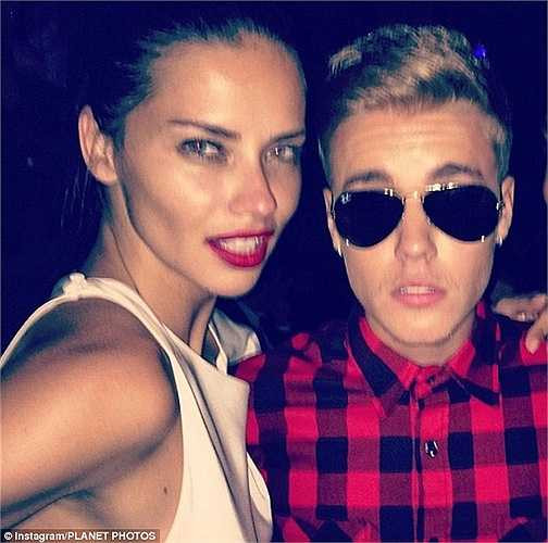 Justin Bieber thân mật với Adrian Lima tại Cannes