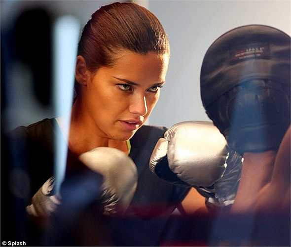 Hàng ngày, cô vẫn dành nhiều thời gian để luyện tập, giữ vóc dáng