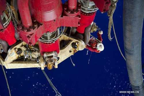 Những kỹ thuật viên của giàn khoan Hải Dương 981 vẫn tiếp tục việc khoan thăm dò trái phép của họ khi được sự bảo vệ của hơn 100 tàu Trung Quốc. Ảnh: Tân Hoa Xã