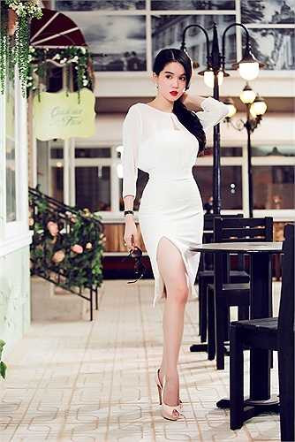 Người đẹp khá khéo léo cân đối thời gian, vừa trợ giúp ông bầu Vũ Khắc Tiệp và đàn em trong công tác chuẩn bị, vừa quản lý kinh doanh cửa hàng và đảm nhiệm vai trò hình ảnh, thể hiện bộ sưu tập mới của thương hiệu mang tên mình.