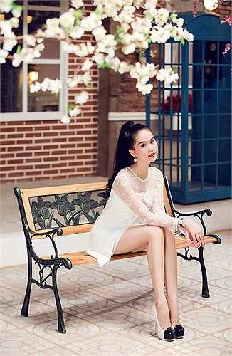 Ngoài những bộ cánh ôm sát dành cho khách hàng có ngoại hình chuẩn, cô còn 'để mắt' đến những bộ váy dáng suông, dành cho người mặc có khuyết điểm tại vòng eo kém thon. 