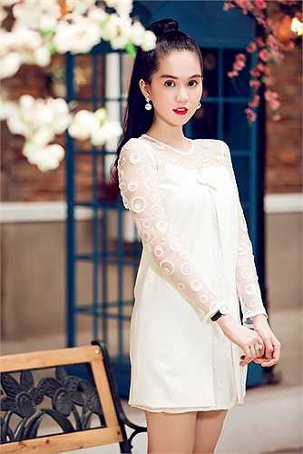 Những thiết kế dáng suông mới được kết hợp chất liệu vải khá cổ điển, ren và cotton phối ăn ý, tạo điểm nhấn nhá tại thân áo. Đường xếp ly đặt khéo léo lại thân trước giúp người mặc tự tin khi che được vóc dáng kém thon thả.