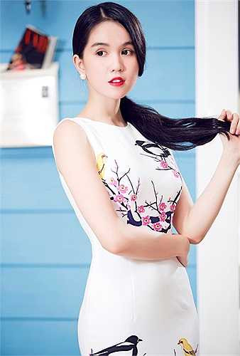 Họa tiết cành hoa mai trở thành điểm nhấn thêm phần duyên dáng và thanh lịch. (Theo Zing)