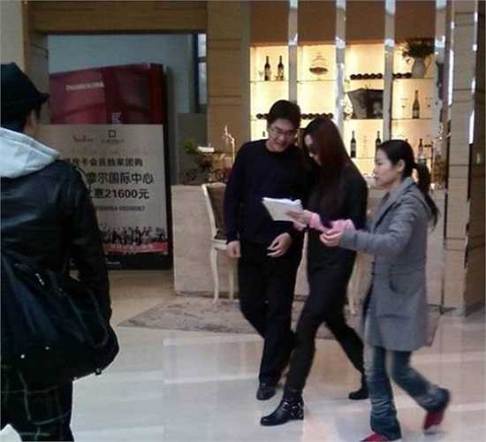 Tấm ảnh này được chụp khi Phạm Băng Băng đi cùng một đại gia (không hoạt động trong ngành giải trí) xem nhà và khiến báo chí Hoa ngữ dậy sóng suốt một thời gian. 