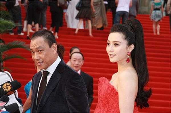 Năm 2010, báo chí từng đưa tin Phạm Băng Băng chuẩn bị kết hôn và chú rể tương lai được xác định là nam diễn viên Vương Học Kỳ. Được biết 2 người đã phải lòng nhau khi đóng chung bộ phim điện ảnh Triệu thị cô nhi. Thông tin này khiến người quản lý Mục Tiểu Quang nổi giận và đòi kiện các báo.