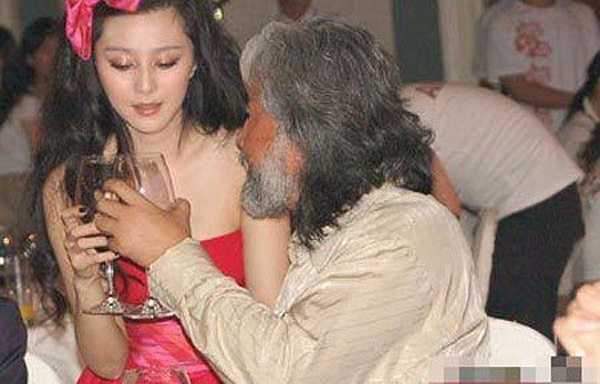 Tại tiệc kỷ niệm 12 năm thành lập của tập đoàn giải trí Hoa Nghị Huynh Đệ, Phạm Băng Băng đã ngồi lên đùi nhà sản xuất Trương Kỷ Trung khiến cánh báo chí hao tốn nhiều giấy mực để viết về mối quan hệ này.