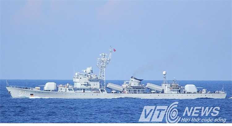 Cận cảnh một tàu hộ vệ tên lửa của Trung Quốc bảo vệ giàn khoan phi pháp.