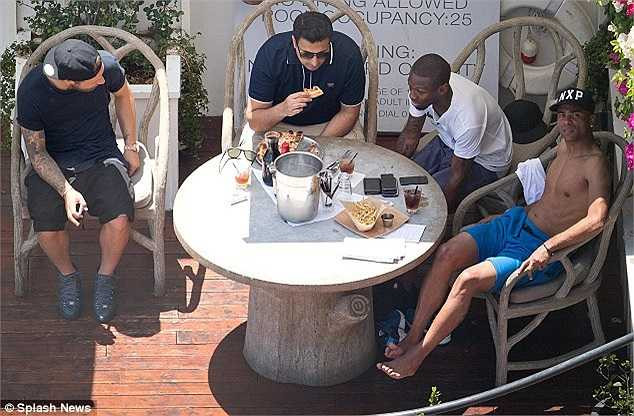 Tại đây, gia đình Crouch đã 'nhập bọn' cùng các đồng hương Shaun Wright-Phillips và Ahsley Cole để tận hưởng không khí vui chơi, thư giãn