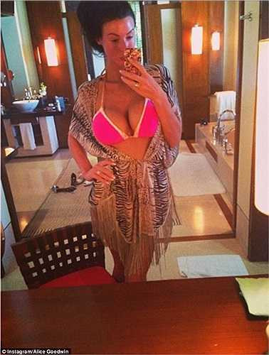 'Biển xanh, cát trắng, nắng vàng' cũng là nơi mà Jermaine Pennant và vợ mới cưới Alice Goodwin chọn để tận hưởng tuần trăng mật