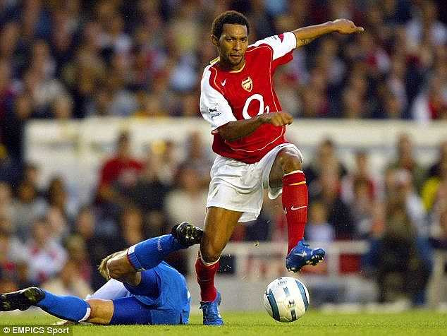 Hiện Pennant đang thi đấu cho Birmingham. Khi còn ở đỉnh cao sự nghiệp, tiền vệ chạy cánh 31 tuổi đã từng thi đấu cho Arsenal, Liverpool, Stoke City...