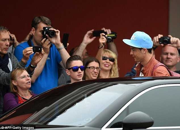 Ronaldo luôn là tâm điểm ở mỗi nơi anh xuất hiện