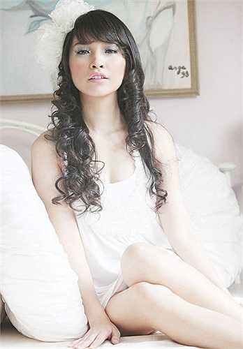 Bà mẹ một con Hiền Thục cao 1m58. Cô sở hữu gương mặt ưa nhìn, nụ cười quyến rũ, bù lại cho bất lợi vóc dáng nhỏ bé. Sau khi sinh con đầu lòng, nữ ca sỹ sinh năm 1981 lột xác với phong cách quyến rũ và gợi cảm. Đặc biệt, trong những năm trở lại gần đây, cô duy trì đều đặn phong cách nữ tính và sexy.