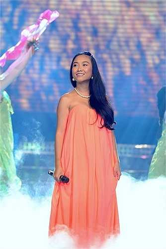 Ngay cả khi mang thai con đầu lòng ở độ tuổi 36, Đoan Trang vẫn tự tin diện những bộ đầm khoe dáng, quyến rũ.