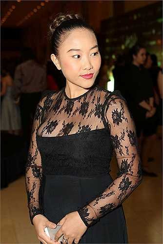 Sau một thời gian vắng bóng để hạ sinh con đầu lòng, Đoan Trang tái xuất với hình ảnh mũm mĩm. Ngoại hình thừa cân không khiến cô kém tự tin trước ống kính, ngược lại, nữ ca sĩ vẫn diện những bộ đầm lấp ló vòng 1 sau lớp ren mỏng.