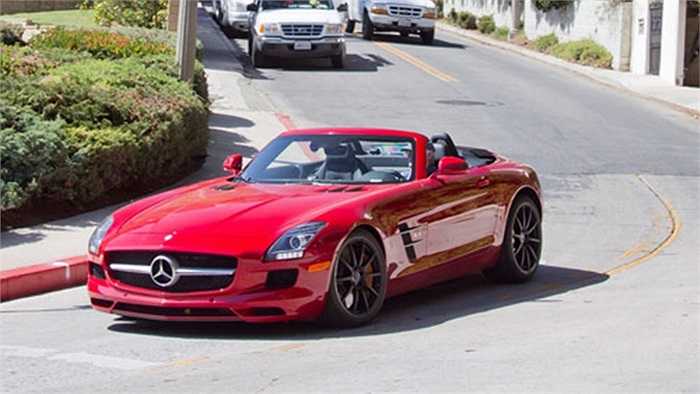 Arda Turan là tuyển thủ người Thổ Nhĩ Kỳ, cầu thủ chạy cánh trái này vừa giành chức vô địch La Liga cùng với CLB Atletico Madrid. Trong gara của anh hiện đang để chiếc Mercedes- Benz SLS AMG trị giá 145.000 bảng Anh (tương đương 244.000 USD).