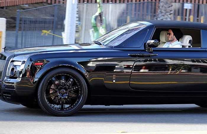 David Beckham, cựu tiền vệ của CLB Manchester United từng sở hữu một chiếc Rolls-Royce Phantom với giá 350.000 bảng Anh (khoảng 600.000 USD), sau đó Beckham đã bán nó vào năm 2013 với giá 250.000 bảng.