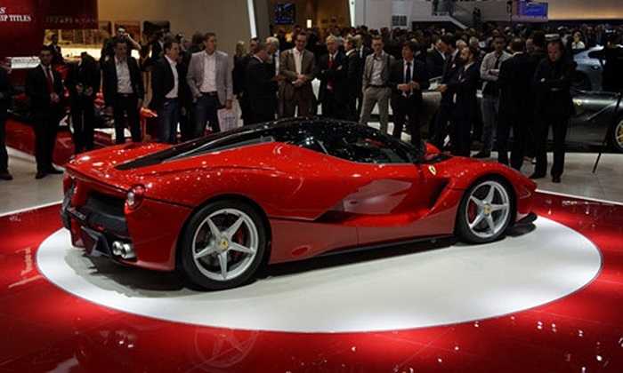 LaFerrari là chiếc siêu xe đắt tiền nhất từng được mua bởi một cầu thủ bóng đá, và không ai khác đó chính là Cristiano Ronaldo. Xe trị giá 2 triệu bảng Anh (khoảng 3.365.000 USD).