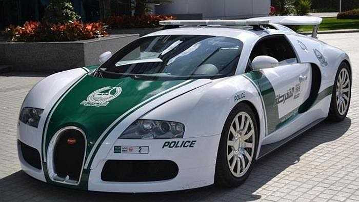 Cảnh sát Dubai sở hữu dàn xe ấn tượng nhất với Lamborghini Aventador, Ferrari FF, Bugatti Veyron, Mercedes-Benz SLS AMG, Nissan GT-R, McLaren MP4-12C và Audi R8, dùng để đi tuần các khu du lịch, còn Toyota Camry làm nhiệm vụ ở ngoại ô.