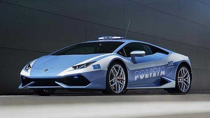 Siêu xe Lamborghini Huracan - vừa được trao tặng cho cảnh sát Italia, bổ sung thêm vào bộ sưu tập xe của cảnh sát nước này gồm Lotus Evora S và Lamborghini Gallardo. Huracan có thiết bị giữ lạnh cực tốt, dùng để chuyên chở các bộ phận với vận tốc lên tới 325km/h. 