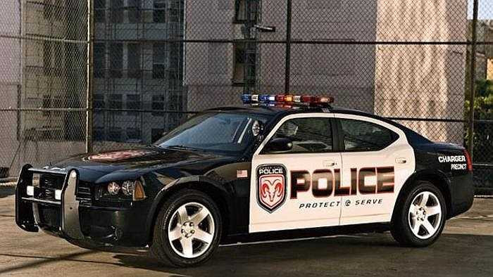 Dàn xe cảnh sát có vẻ tẻ nhạt nhất thuộc về Mỹ, với chỉ vài chiếc Dodge Chargers, Cadilac CTS-V nằm không; tuy nhiên, Nissan GT-R có thể khiến những người Mỹ ưa tốc độ phải cảnh giác với khả năng khó ngờ của dòng xe này. 