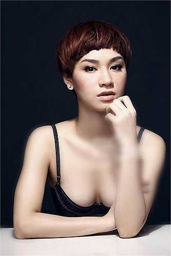 Không sở hữu thân hình chuẩn như nhiều người đẹp cầm mic khác, nhưng Trà My theo đuổi phong cách sexy nóng bỏng.