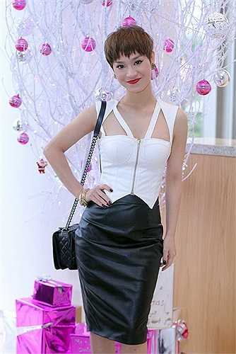 Chồng sắp cưới của cô ca sỹ này không chỉ là đại gia trong giới kinh doanh mà còn là dân chơi nổi tiếng Sài thành với sở thích sưu tập siêu xe.