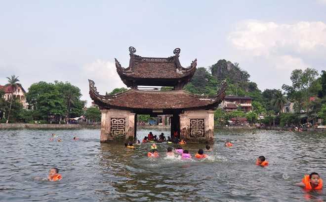Ao tắm nghìn năm tuổi của trẻ em quanh chùa Thầy 