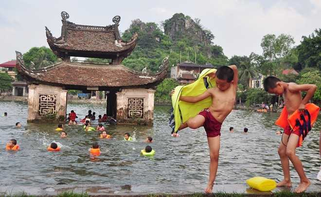 Ao tắm nghìn năm tuổi của trẻ em quanh chùa Thầy