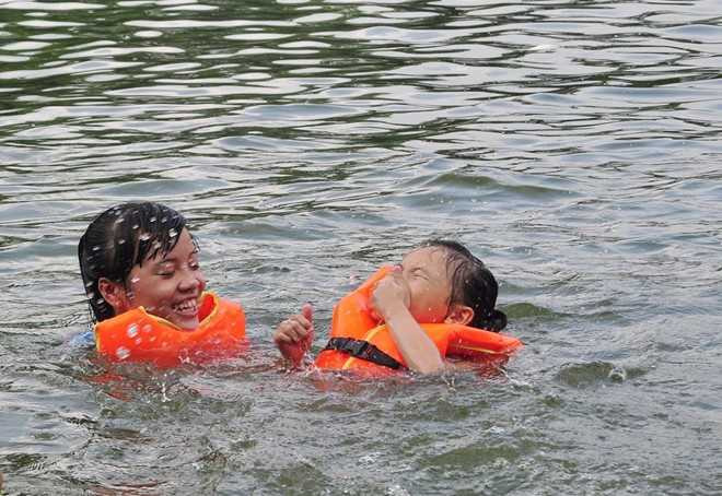 Ao tắm nghìn năm tuổi của trẻ em quanh chùa Thầy