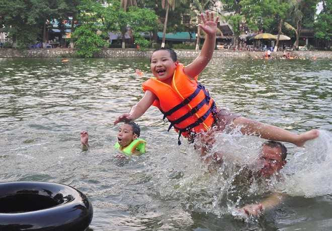 Ao tắm nghìn năm tuổi của trẻ em quanh chùa Thầy