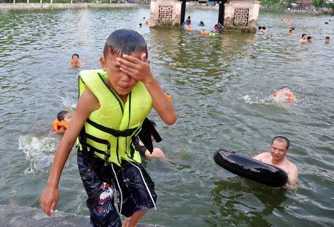 Ao tắm nghìn năm tuổi của trẻ em quanh chùa Thầy