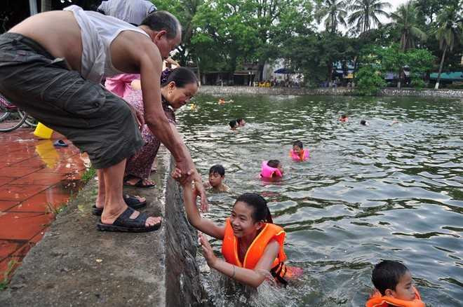 Ao tắm nghìn năm tuổi của trẻ em quanh chùa Thầy